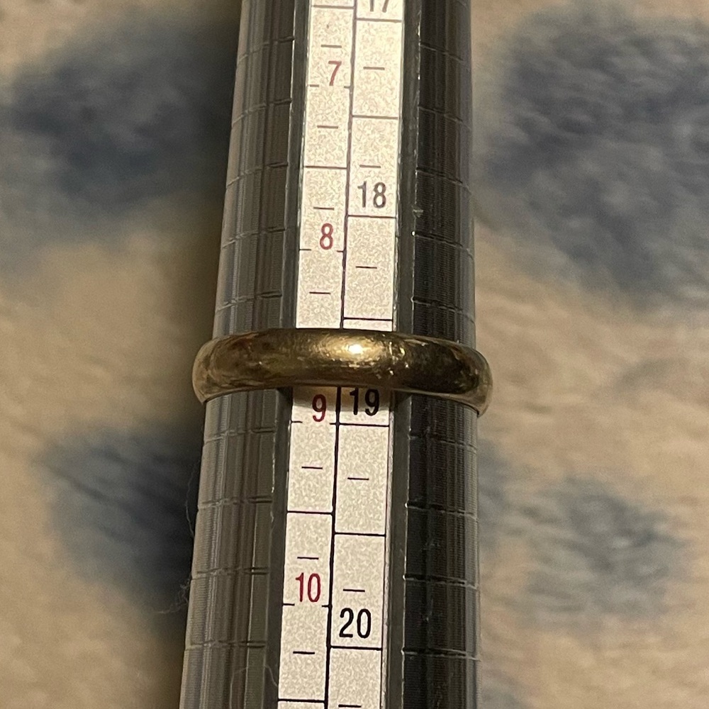 Simple but Elegant 10k Gold Wedding Band size 9 - unisex